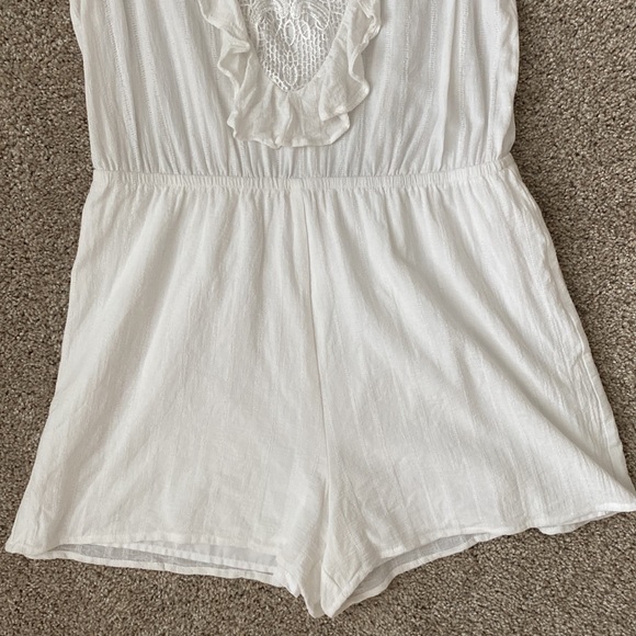 Express Ruffle Sleeve Romper - Picture 3 of 9